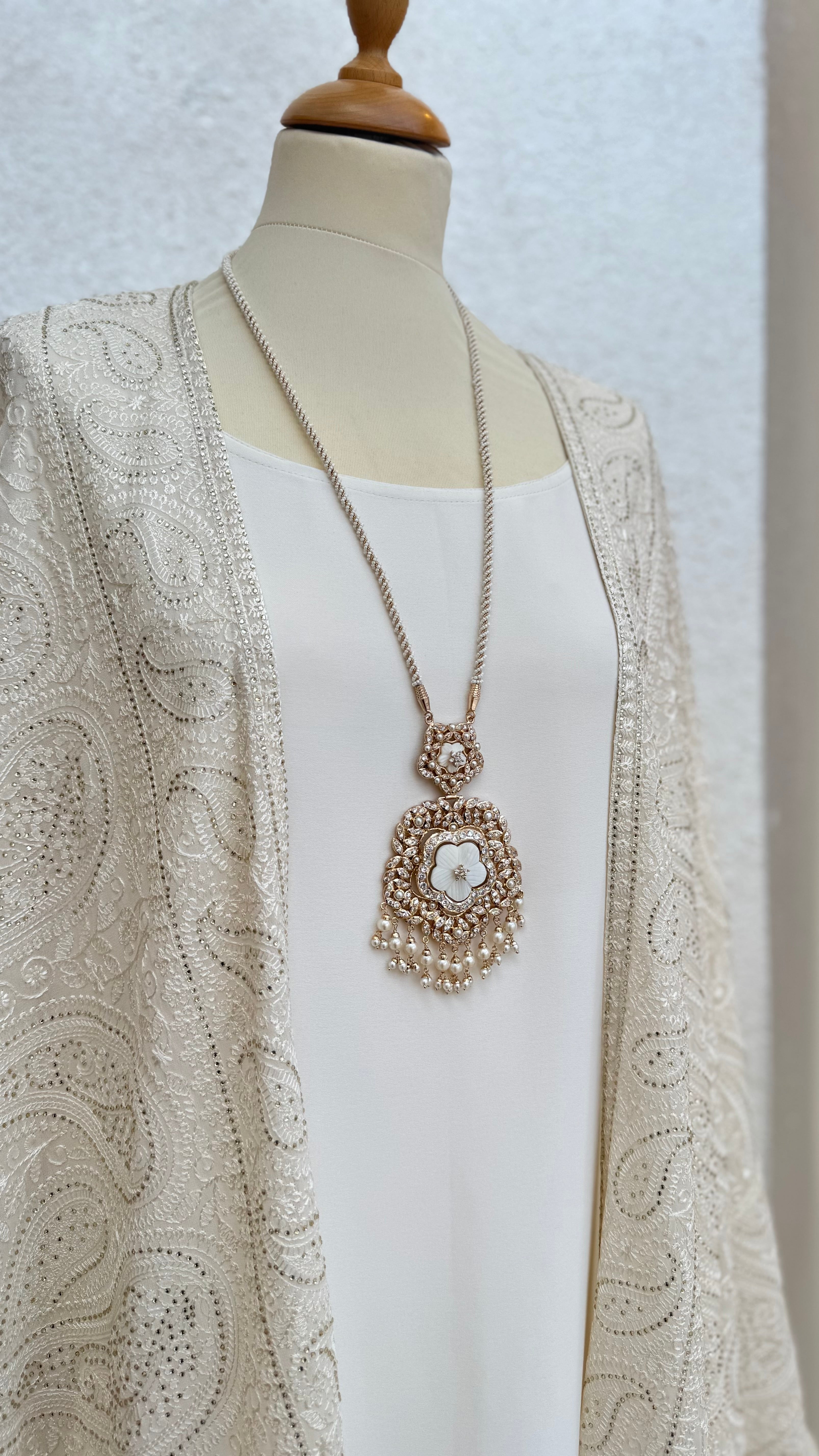 NO.020 | PEARLS & WHITE & GOLDEN