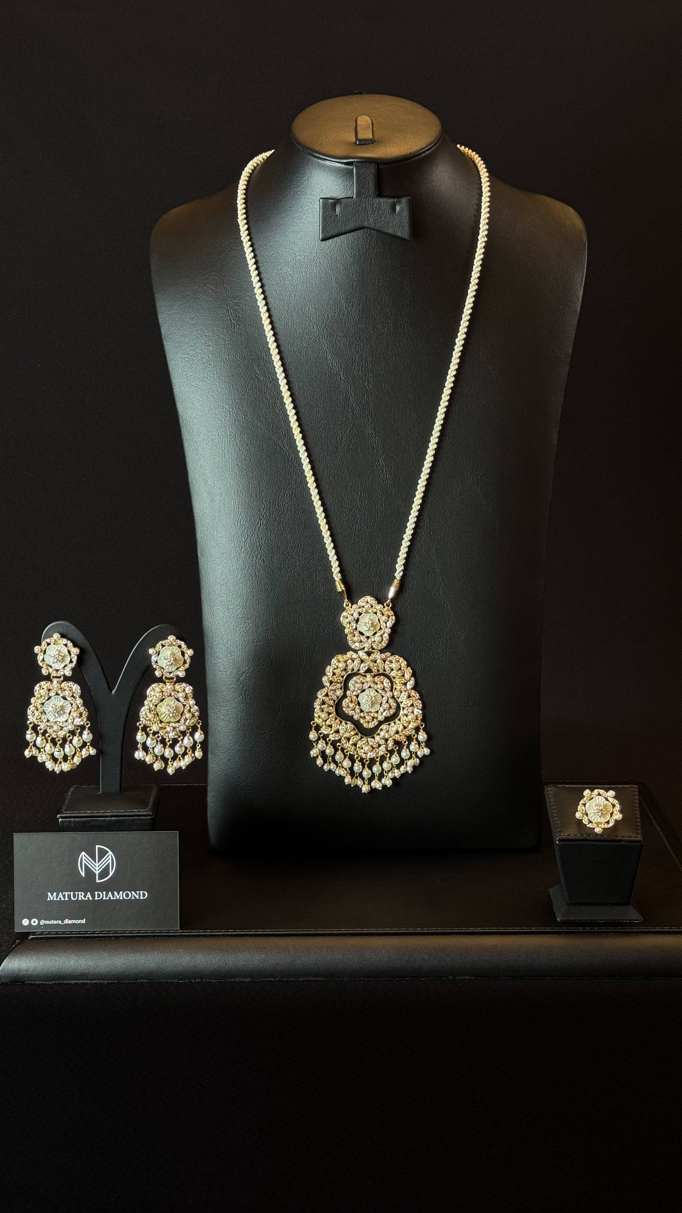 NO.020 | PEARLS & WHITE & GOLDEN