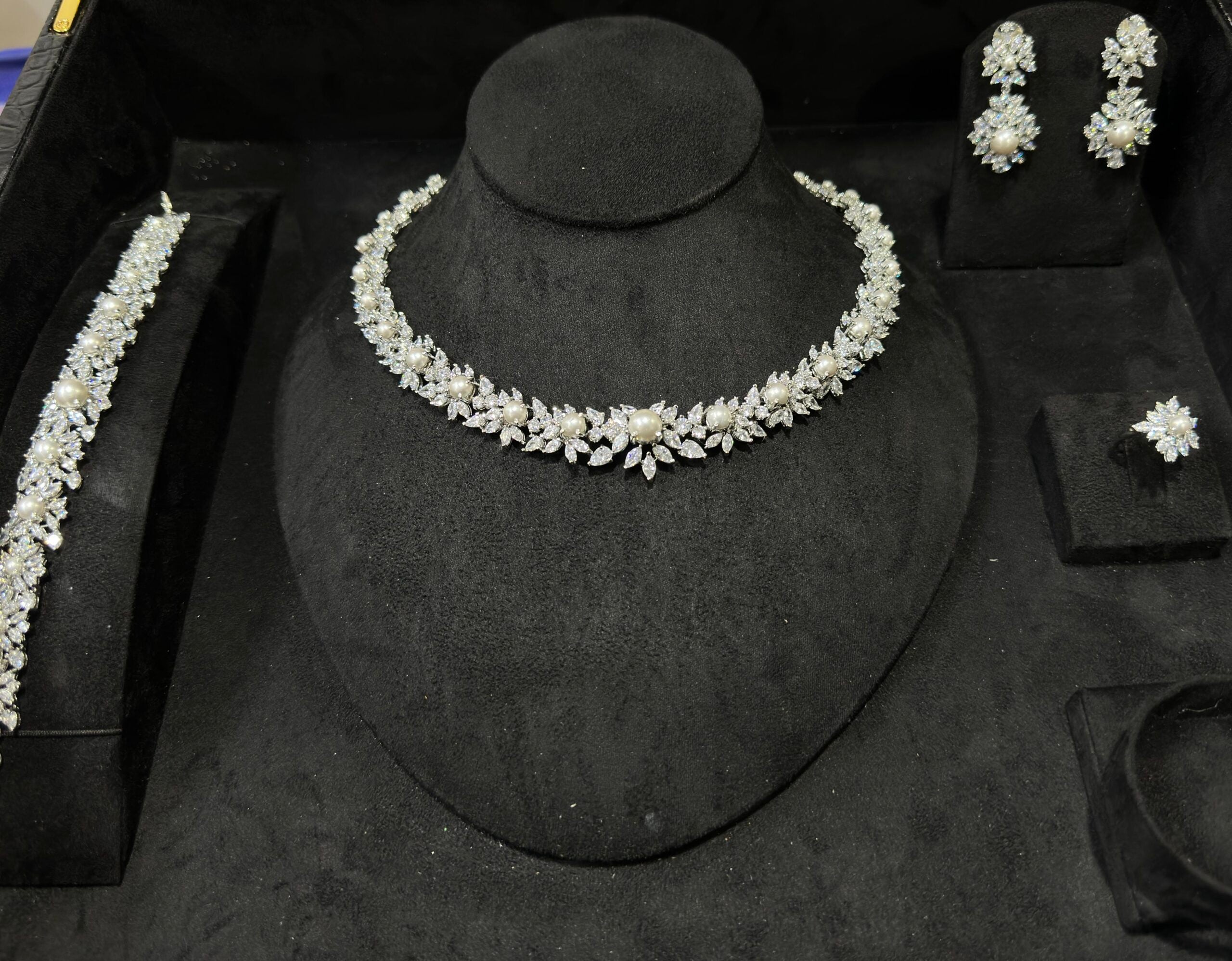 CHOKER WRD | PEARLS