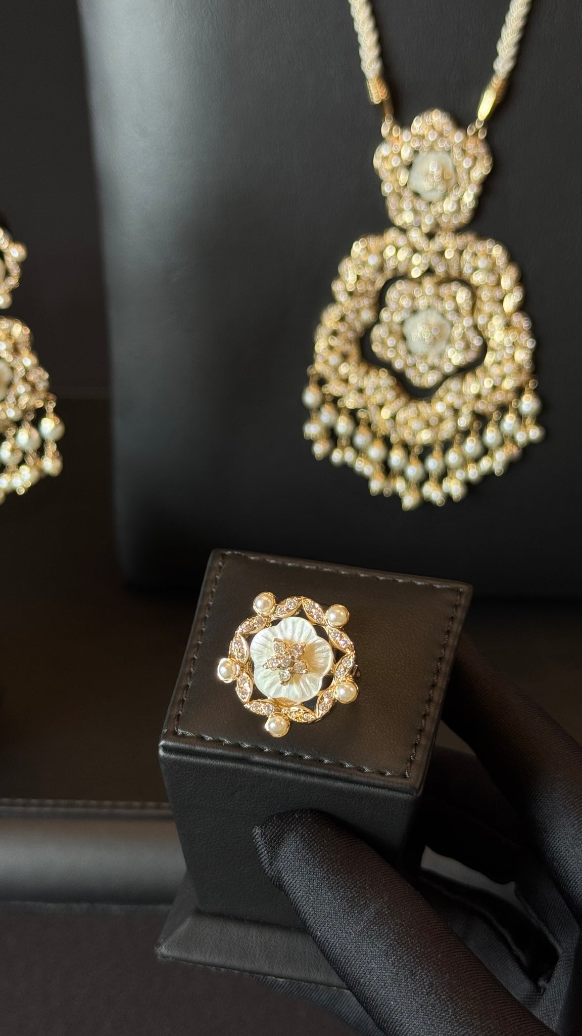 NO.020 | PEARLS & WHITE & GOLDEN