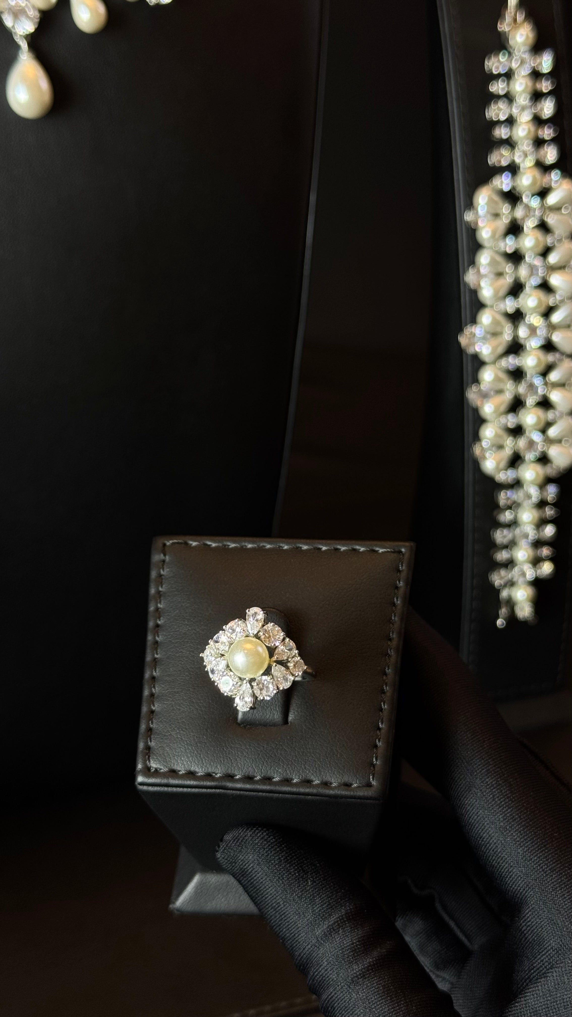 ALREEM | WHITE & PEARLS