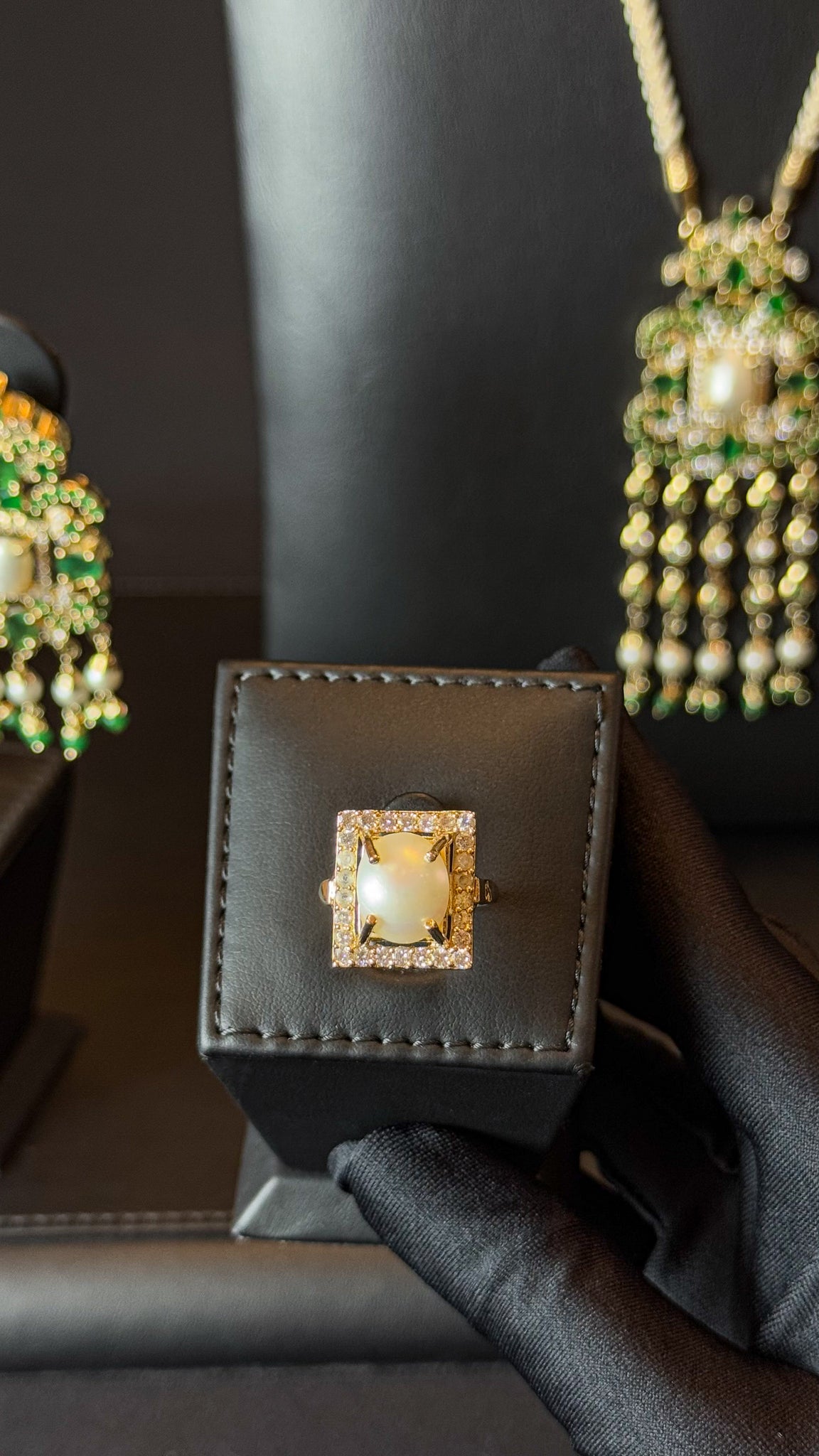 NO.09 | PEARLS & GOLDEN