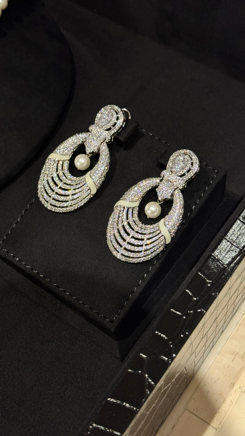 038 | SILVER & PEARLS