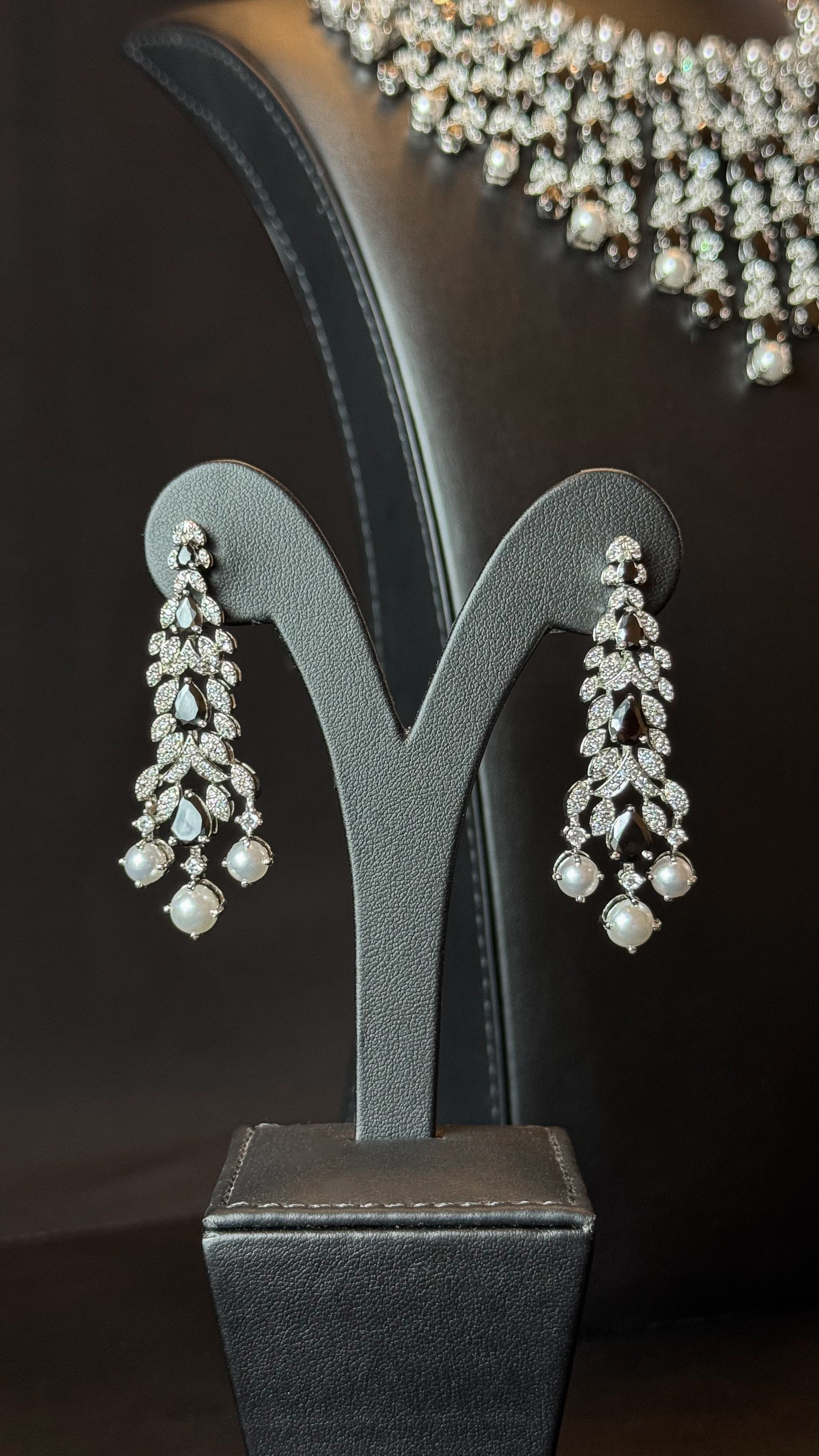 ALMARR | PEARLS & BLACK