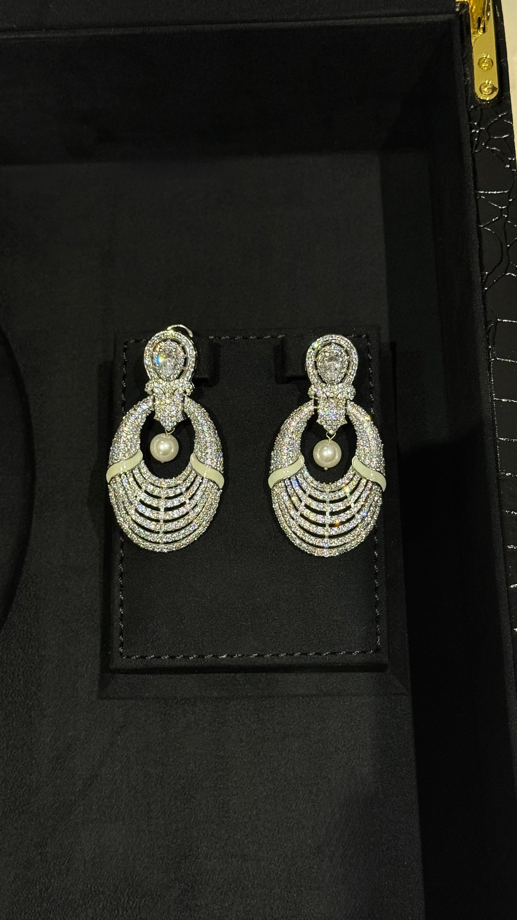 038 | SILVER & PEARLS