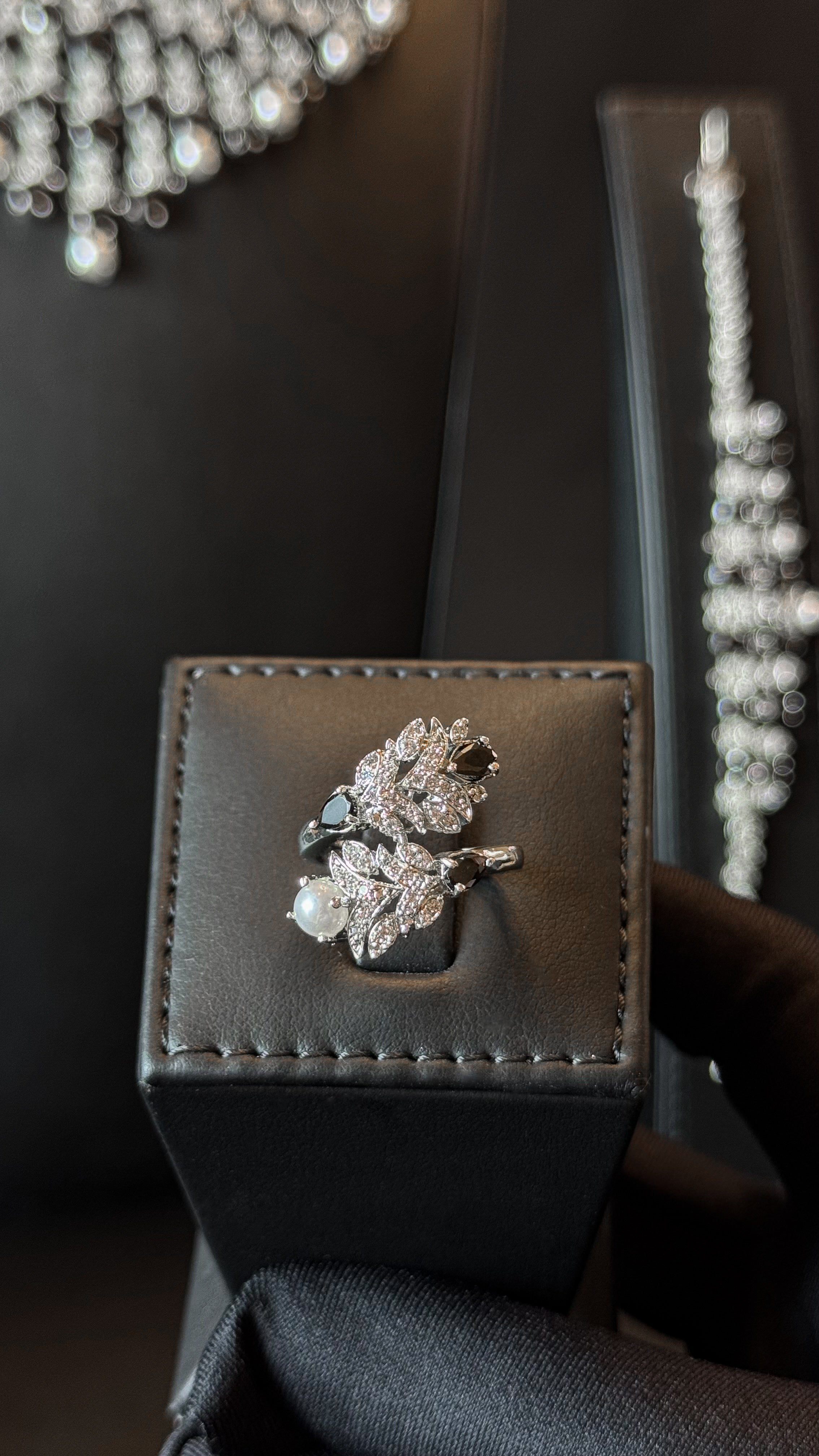 ALMARR | PEARLS & BLACK