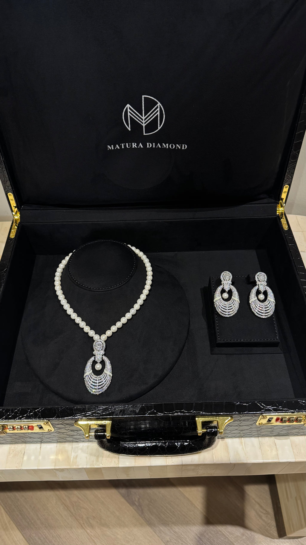 038 | SILVER & PEARLS