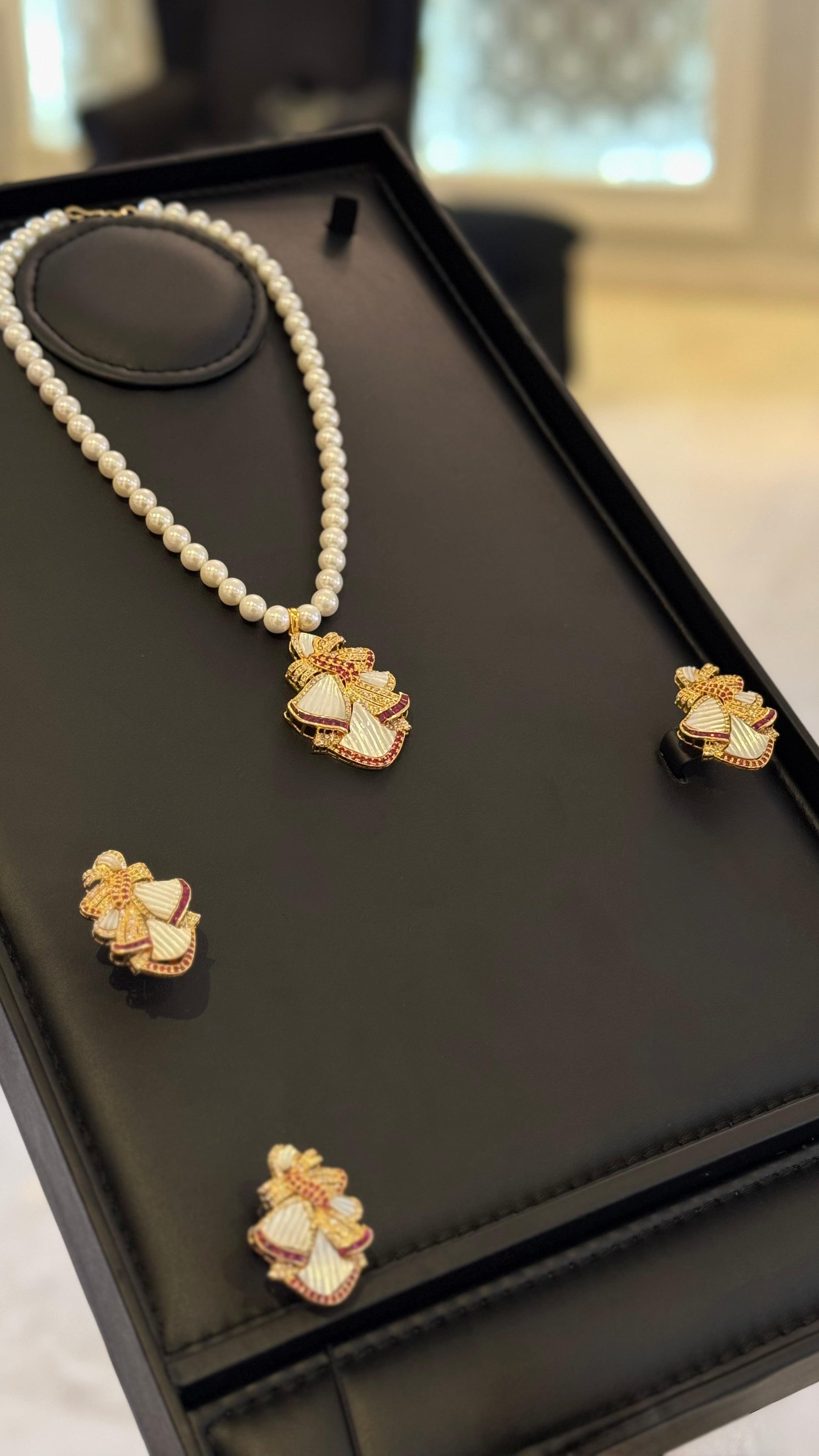 VINTAGE NO.2 | SILVER & PEARLS & GOLDEN