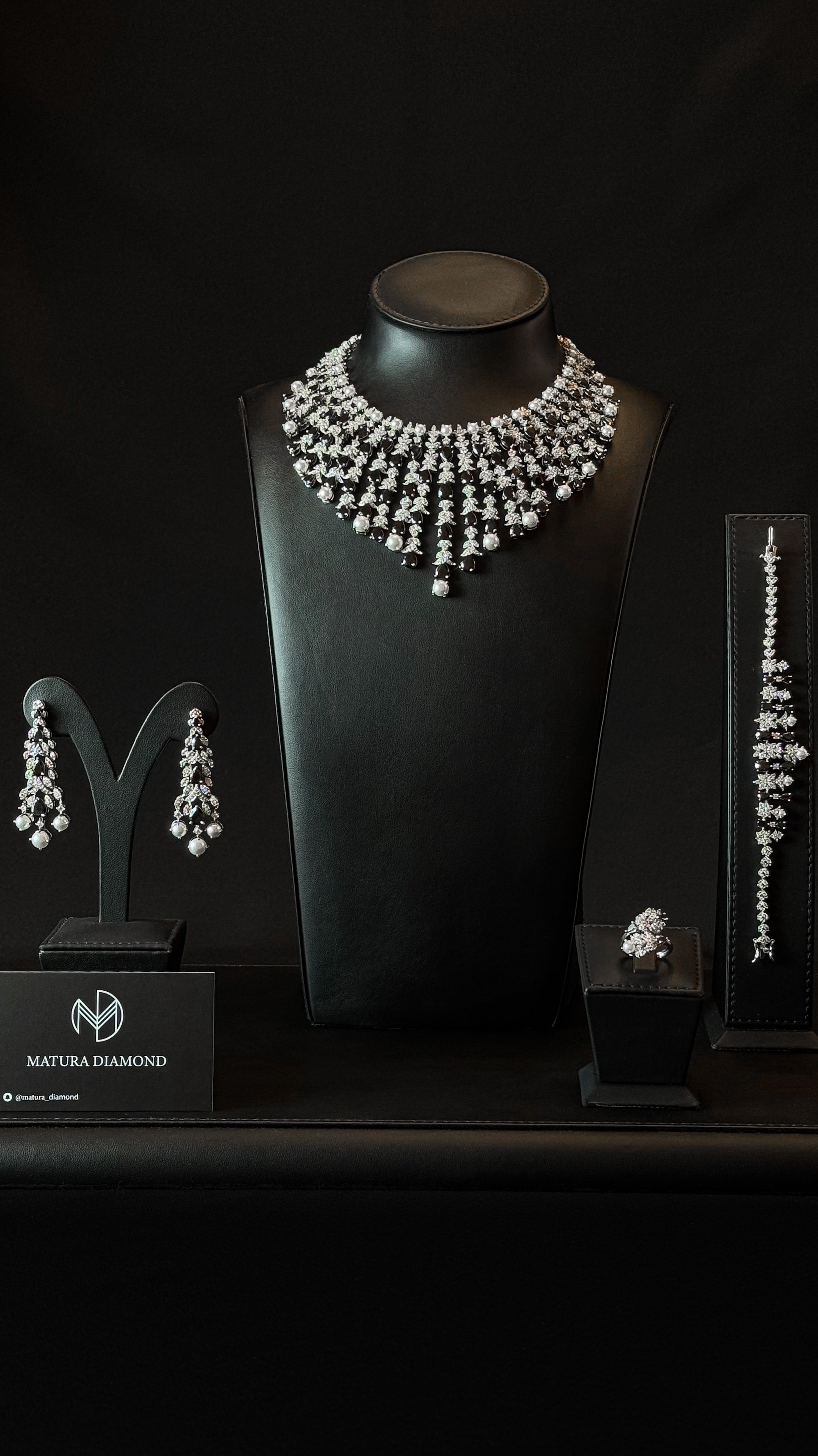 ALMARR | PEARLS & BLACK