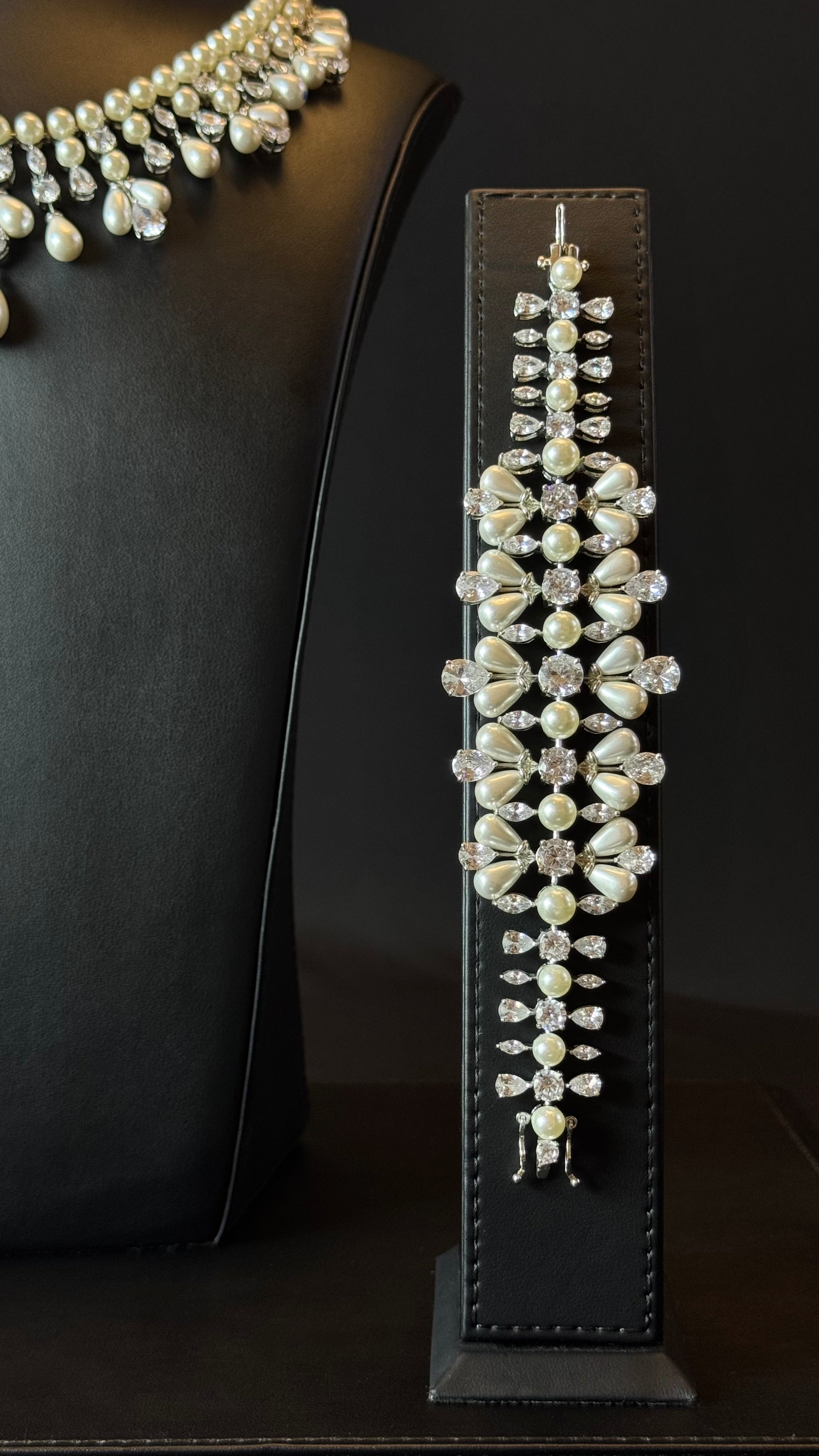 ALREEM | WHITE & PEARLS
