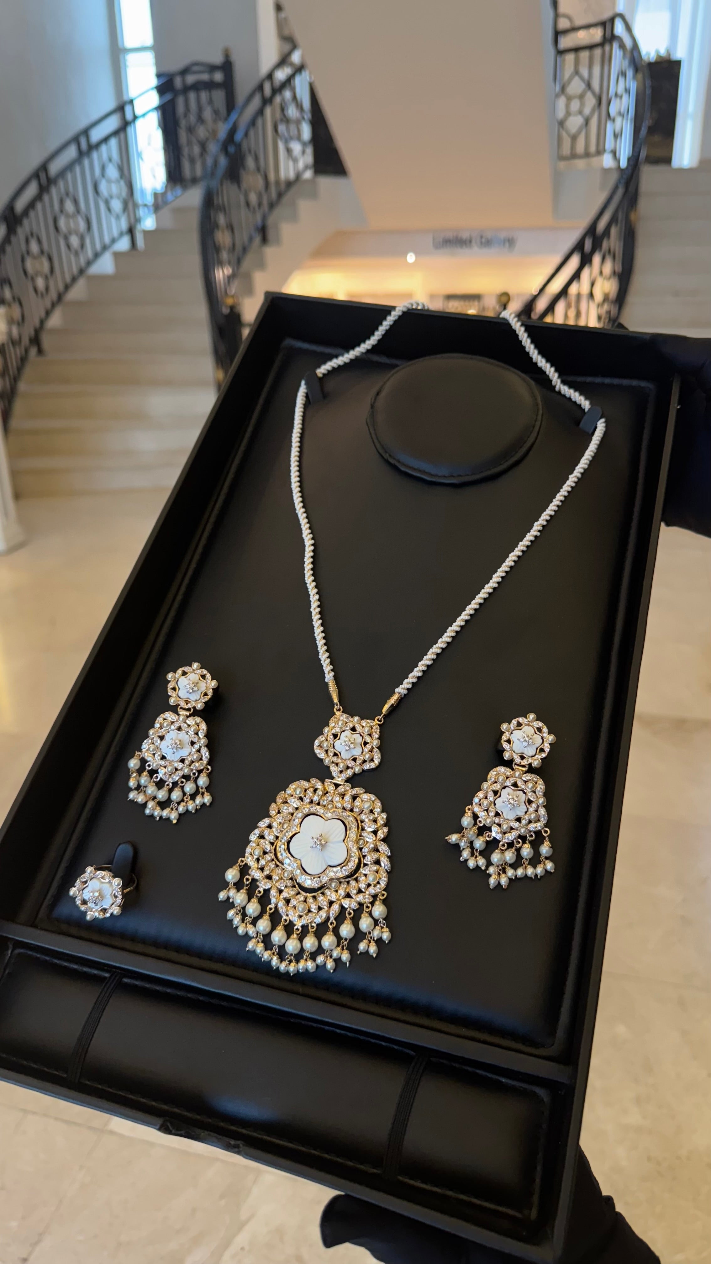 NO.020 | PEARLS & WHITE & GOLDEN