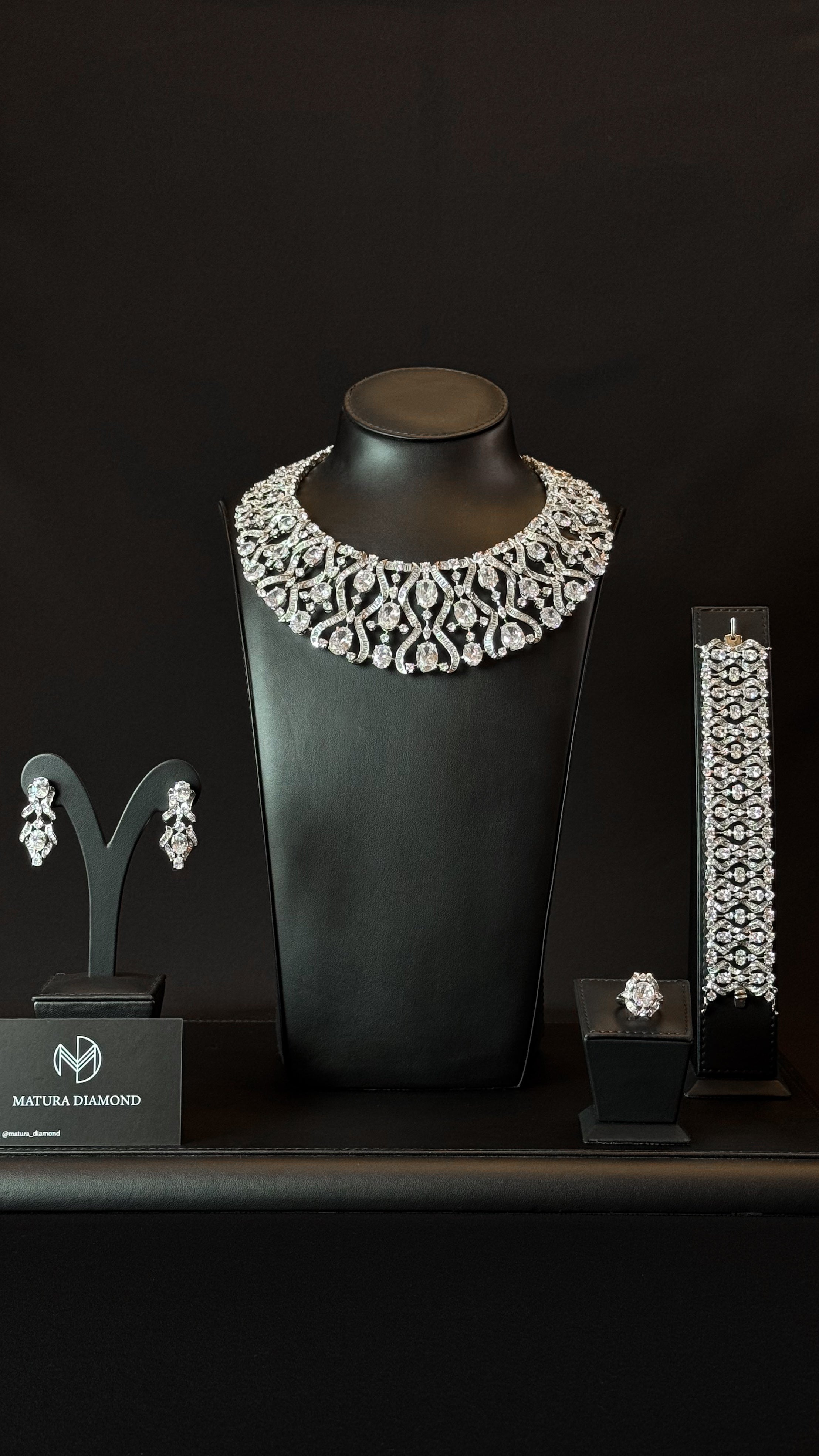 MUWAFJAH | WHITE