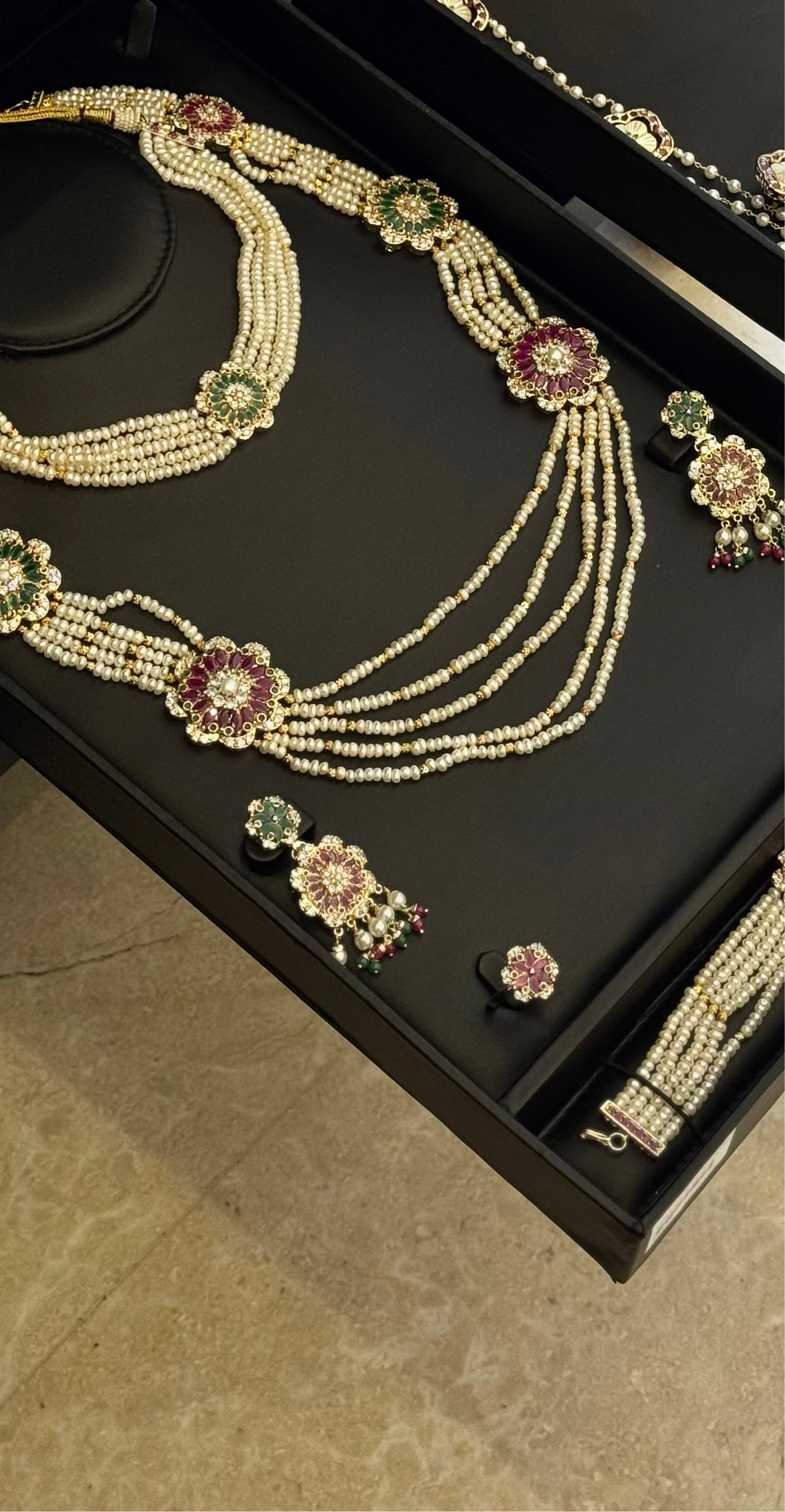 NO.00 | PEARLS & GOLDEN