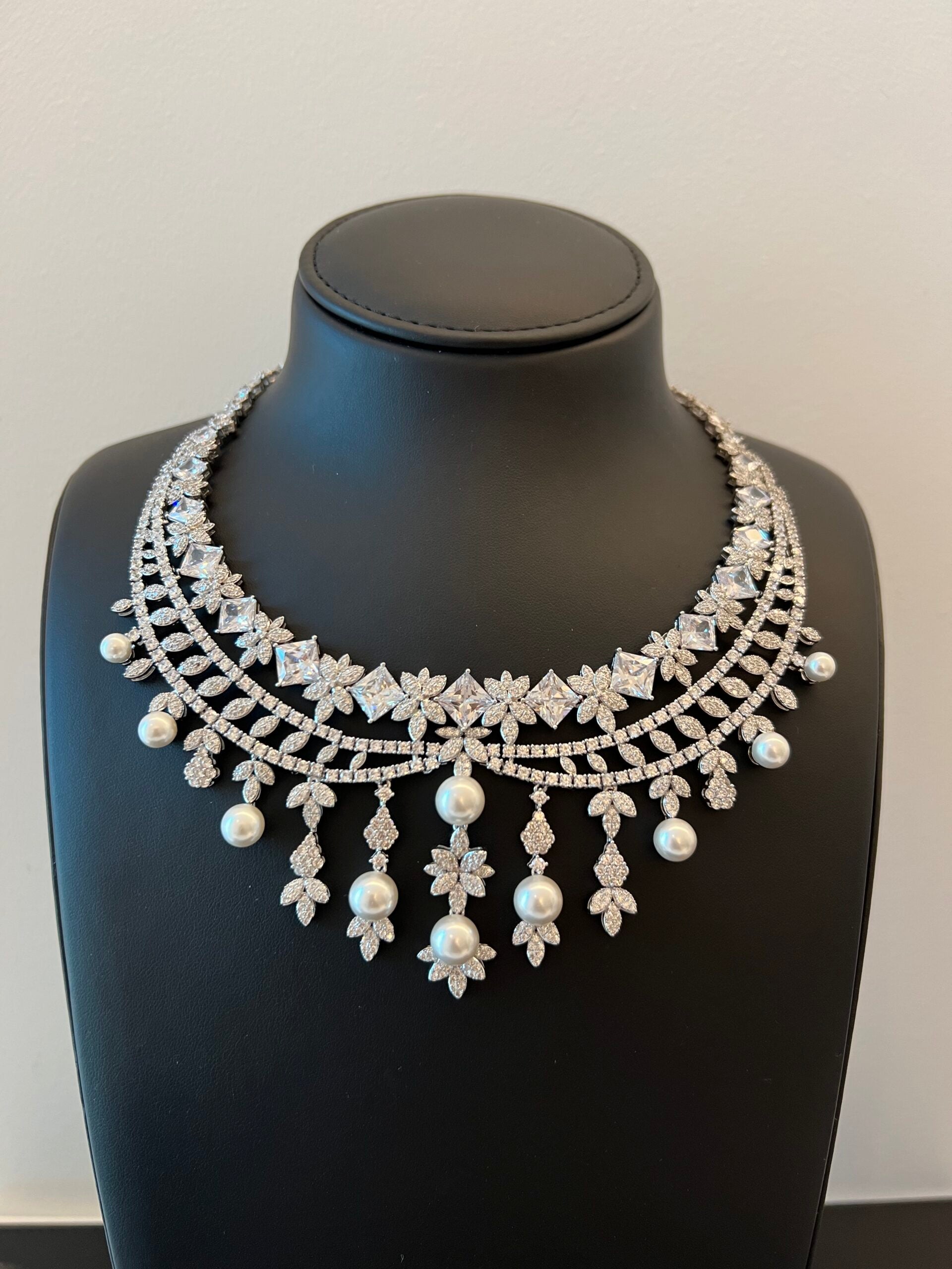 MAYASA | PEARLS & WHITE