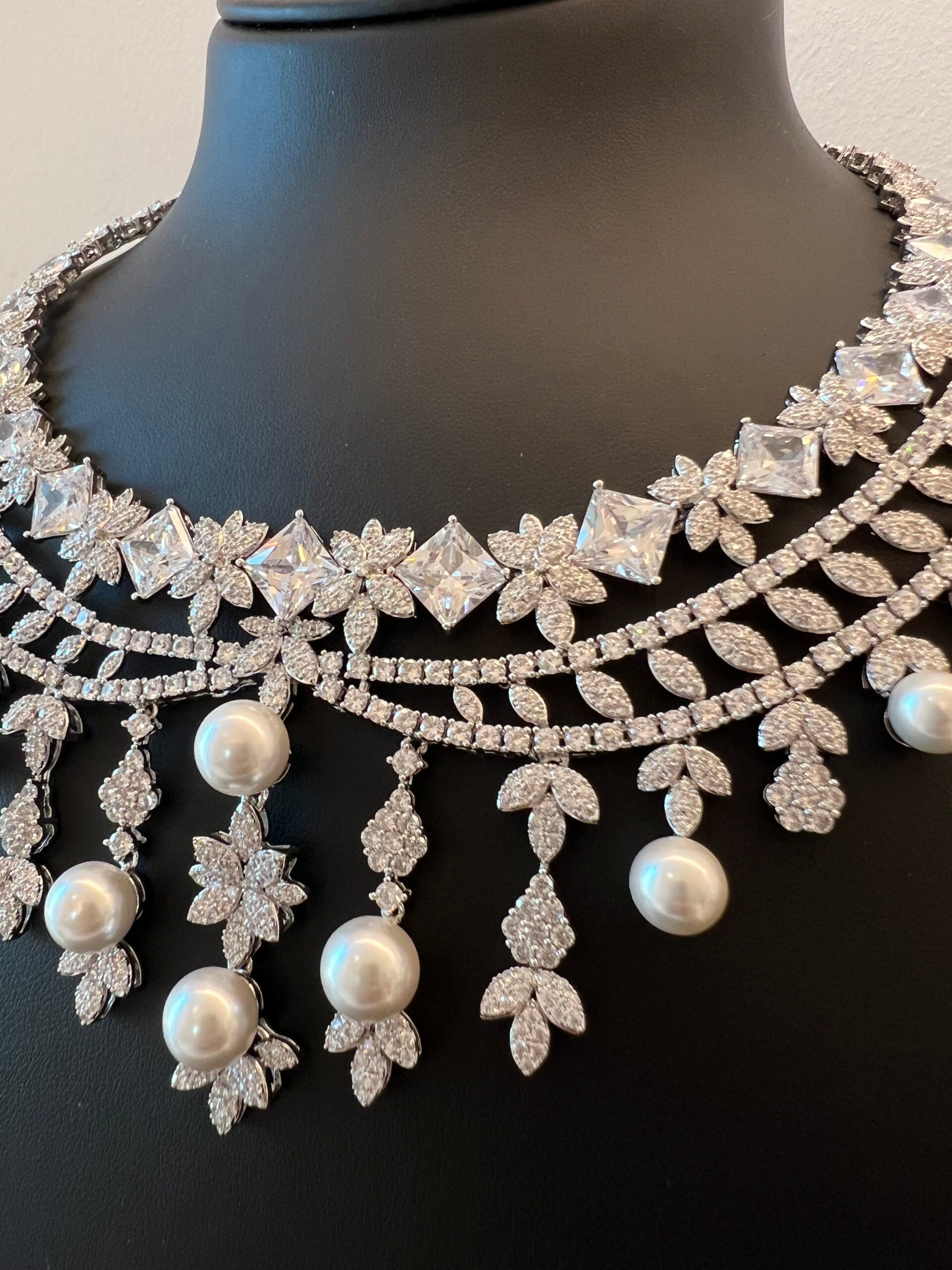 MAYASA | PEARLS & WHITE