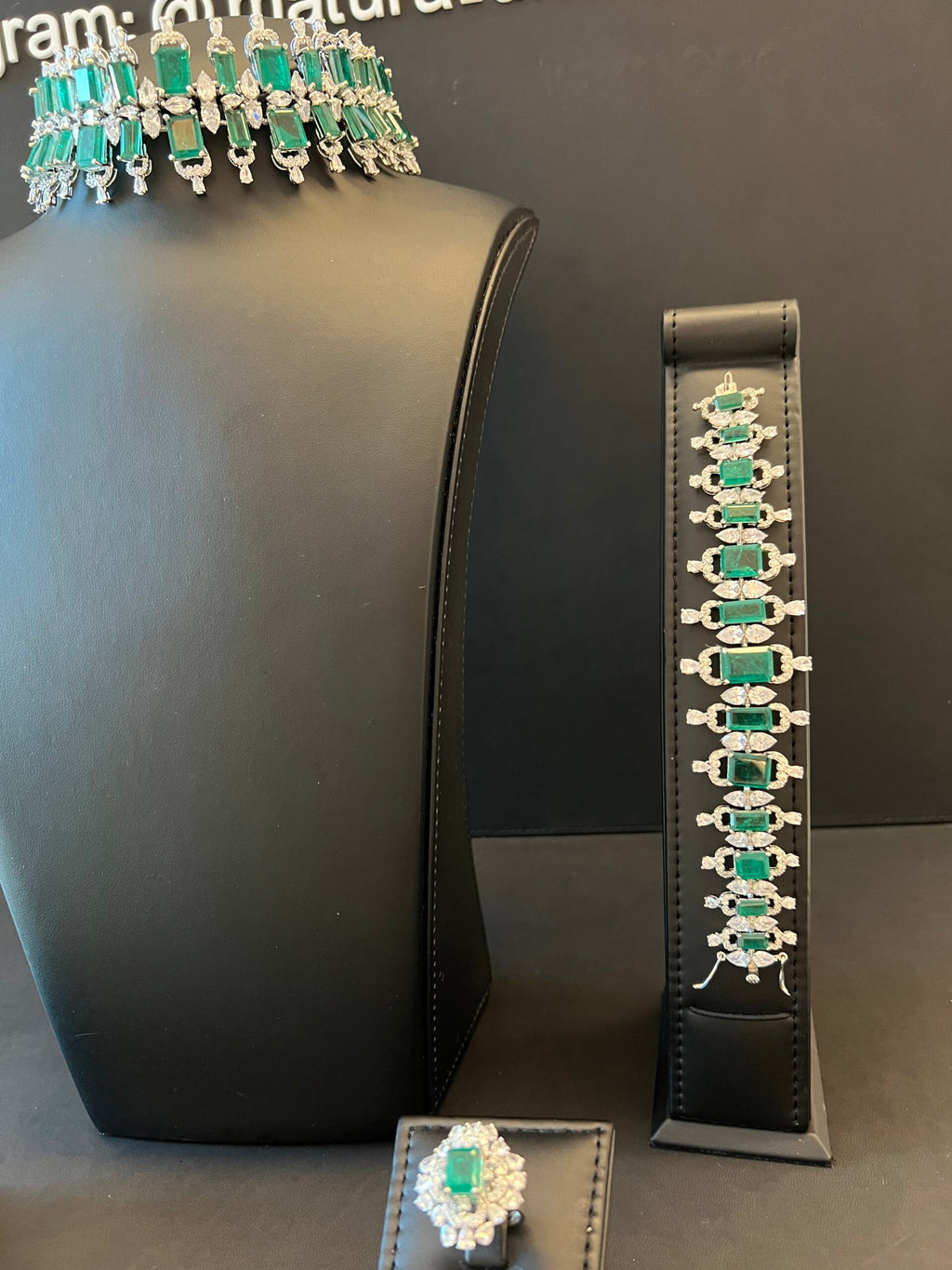 JAMEELA | CHOKER & GREEN