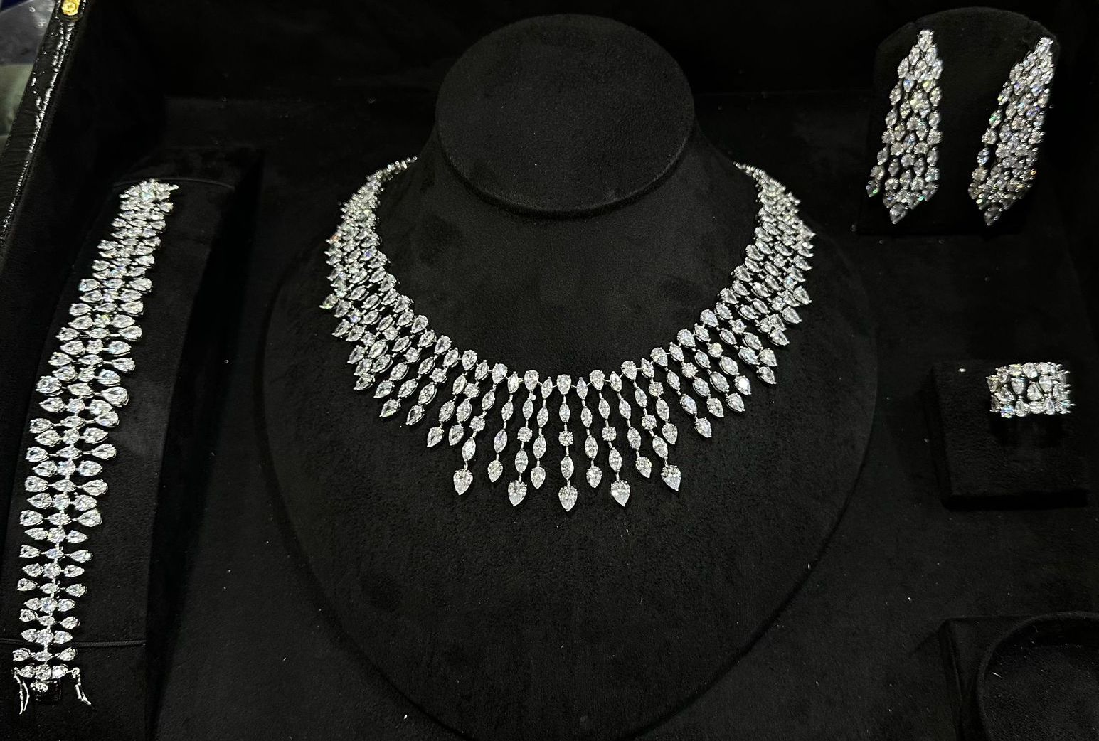 HUDA | WHITE